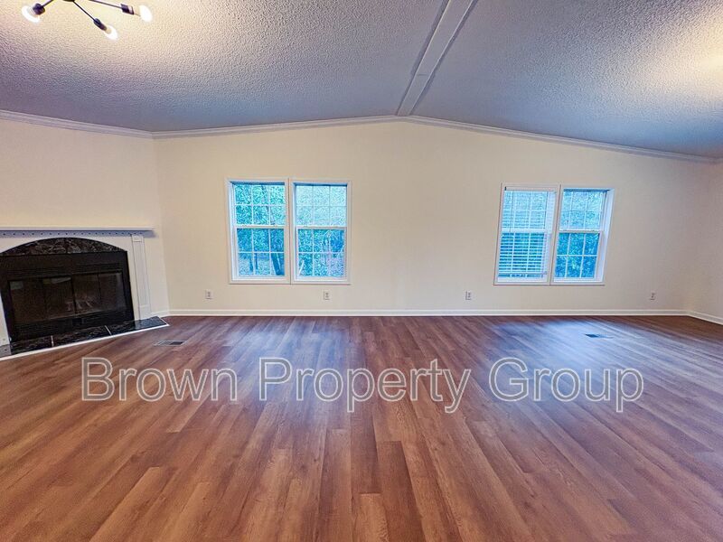 4 Bedroom, 2 Bathroom: Pets Allowed! property image