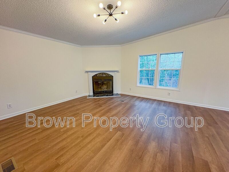 4 Bedroom, 2 Bathroom: Pets Allowed! property image