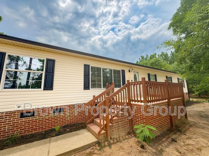 4 Bedroom, 2 Bathroom: Pets Allowed! property image