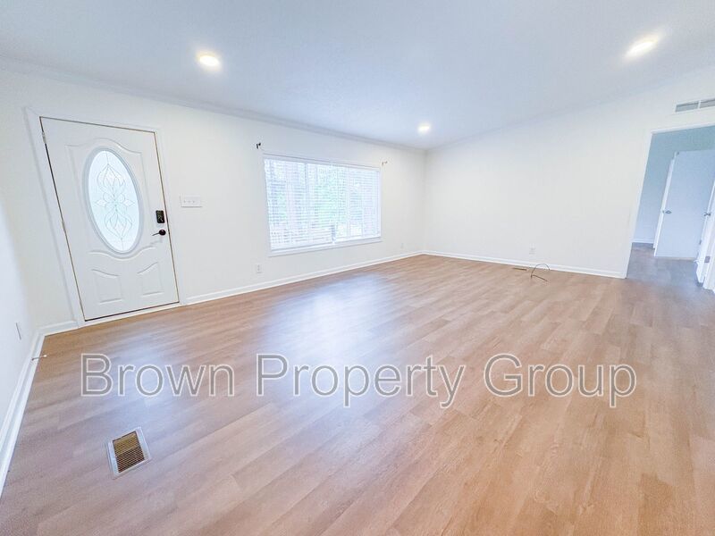 4 Bedroom, 2 Bathroom: Pets Allowed! property image