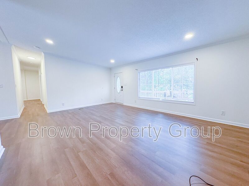 4 Bedroom, 2 Bathroom: Pets Allowed! property image