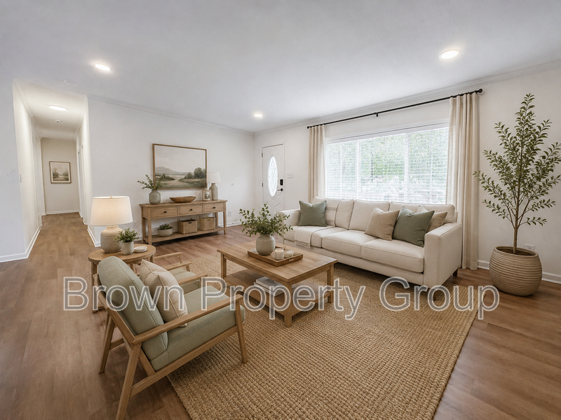 4 Bedroom, 2 Bathroom: Pets Allowed! property image