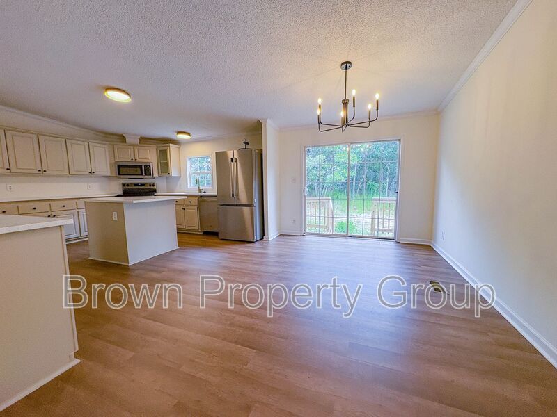 4 Bedroom, 2 Bathroom: Pets Allowed! property image