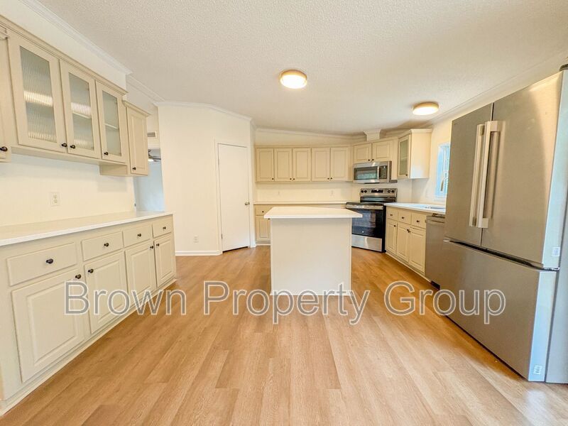4 Bedroom, 2 Bathroom: Pets Allowed! property image