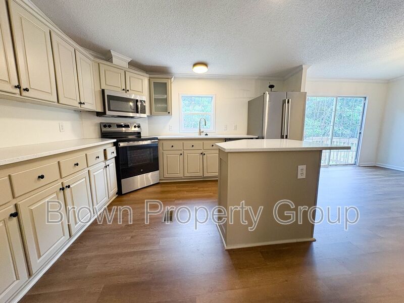 4 Bedroom, 2 Bathroom: Pets Allowed! property image