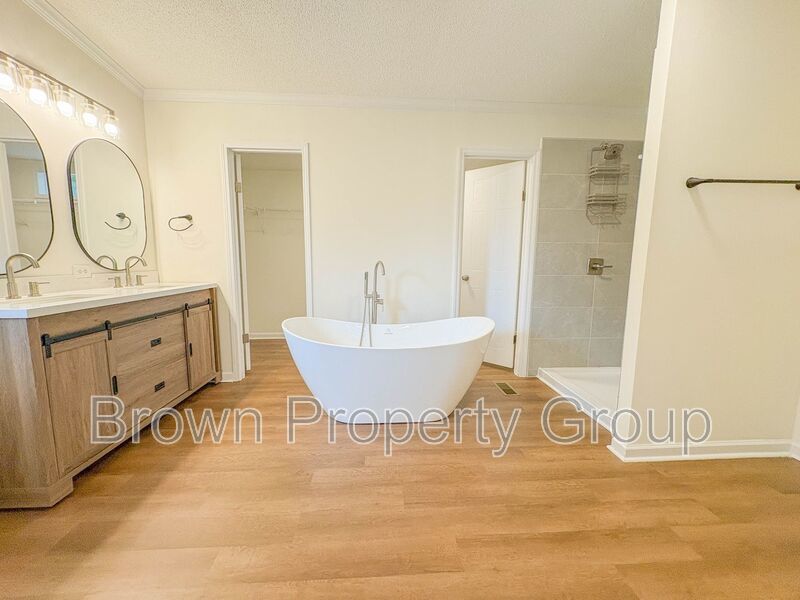 4 Bedroom, 2 Bathroom: Pets Allowed! property image