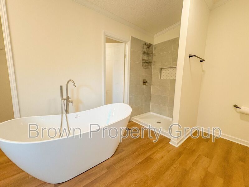 4 Bedroom, 2 Bathroom: Pets Allowed! property image