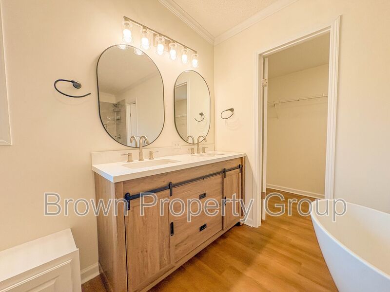 4 Bedroom, 2 Bathroom: Pets Allowed! property image