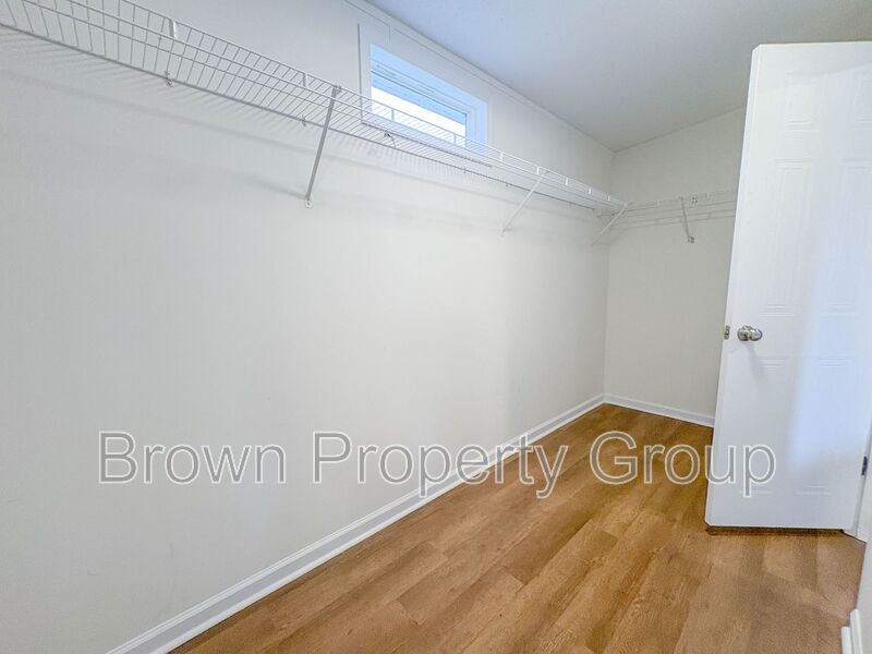 4 Bedroom, 2 Bathroom: Pets Allowed! property image