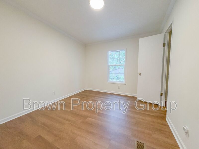 4 Bedroom, 2 Bathroom: Pets Allowed! property image