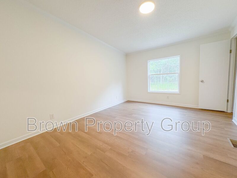 4 Bedroom, 2 Bathroom: Pets Allowed! property image