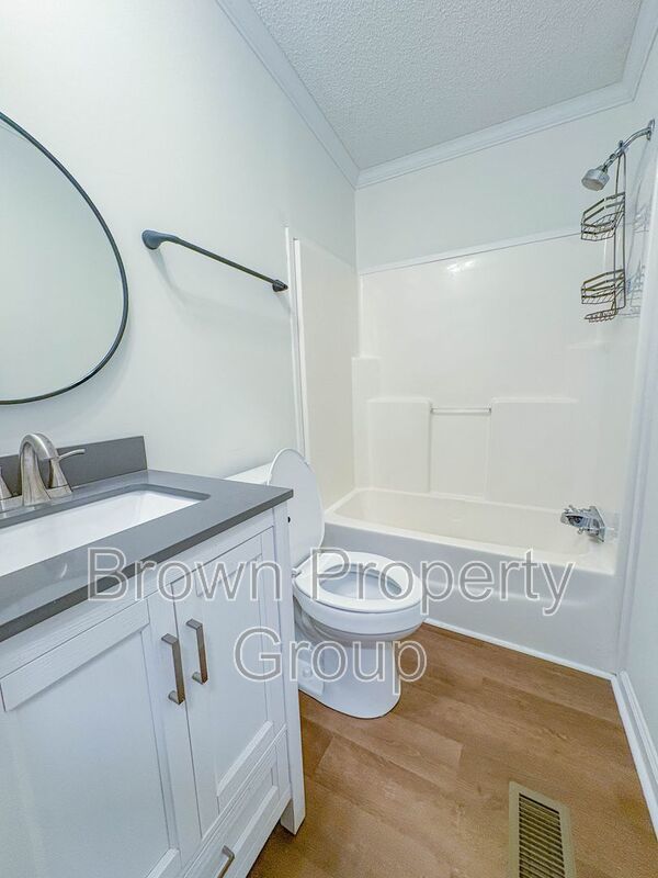 4 Bedroom, 2 Bathroom: Pets Allowed! property image