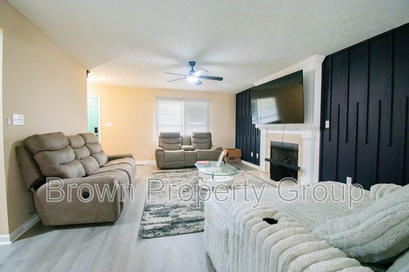 Coming Soon! 3 Bedroom 2.5 Bathroom- Large Fenced Yard Pets Okay! property image