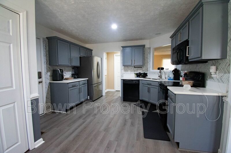 Coming Soon! 3 Bedroom 2.5 Bathroom- Large Fenced Yard Pets Okay! property image