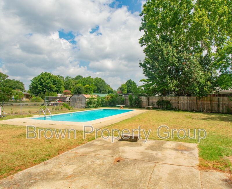 3 Bedroom 2 Bathroom With A Pool! property image