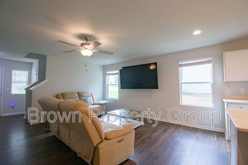 ✨ SPACIOUS 4-BEDROOM HOME WITH FENCED YARD & DOWNSTAIRS SUITE! property image