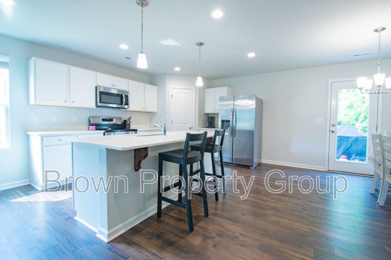 ✨ SPACIOUS 4-BEDROOM HOME WITH FENCED YARD & DOWNSTAIRS SUITE! property image