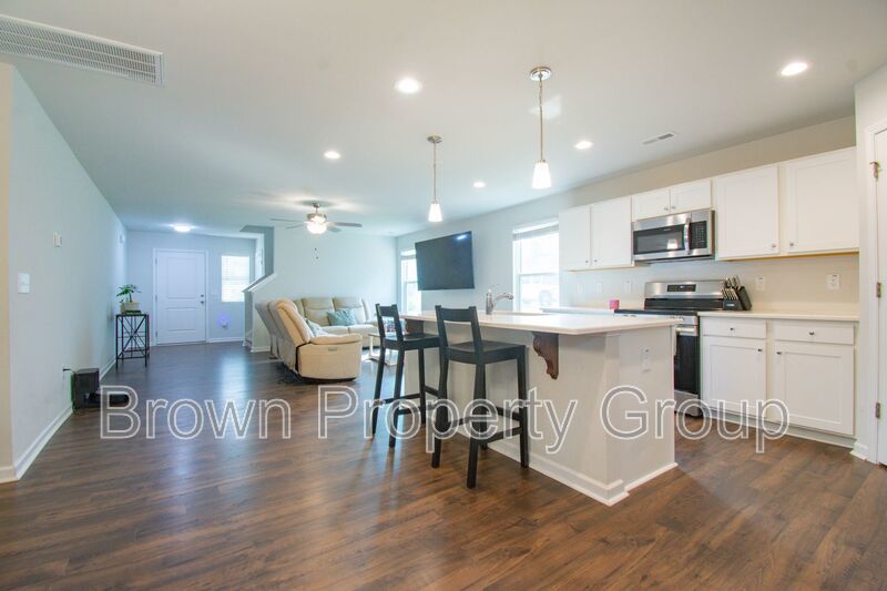 ✨ SPACIOUS 4-BEDROOM HOME WITH FENCED YARD & DOWNSTAIRS SUITE! property image