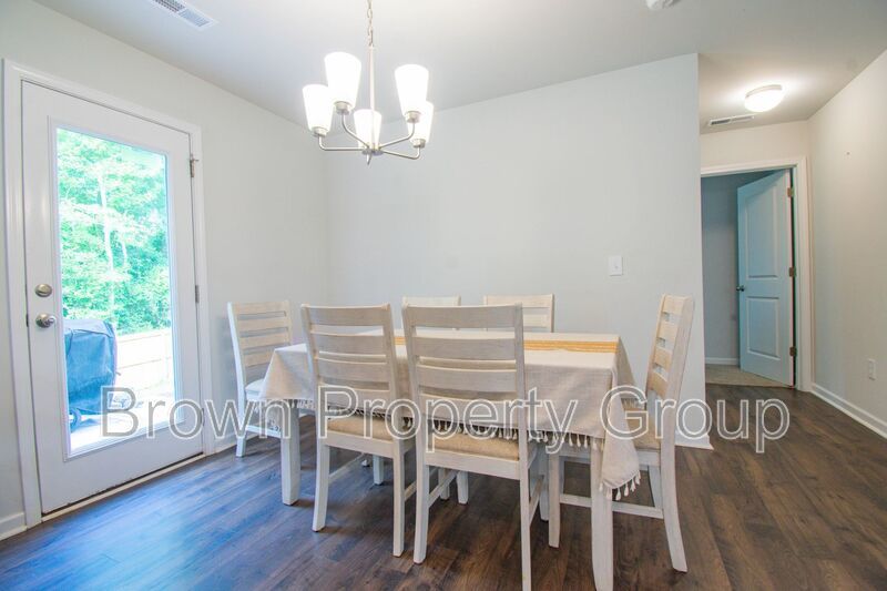 ✨ SPACIOUS 4-BEDROOM HOME WITH FENCED YARD & DOWNSTAIRS SUITE! property image