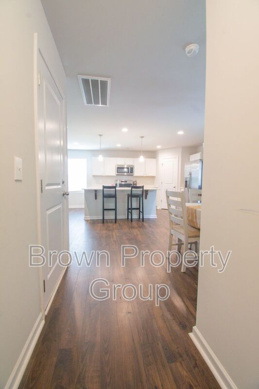 ✨ SPACIOUS 4-BEDROOM HOME WITH FENCED YARD & DOWNSTAIRS SUITE! property image