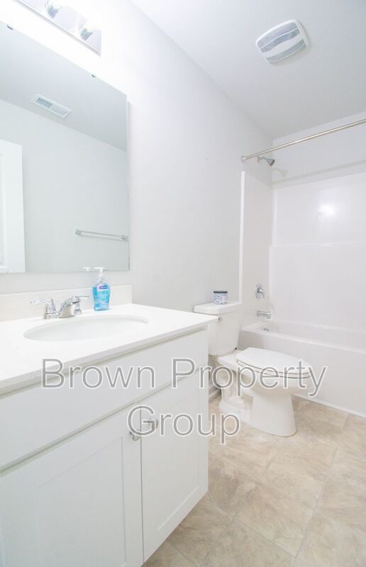 ✨ SPACIOUS 4-BEDROOM HOME WITH FENCED YARD & DOWNSTAIRS SUITE! property image