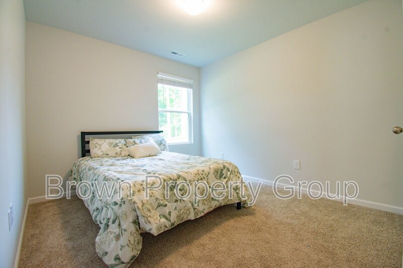 ✨ SPACIOUS 4-BEDROOM HOME WITH FENCED YARD & DOWNSTAIRS SUITE! property image