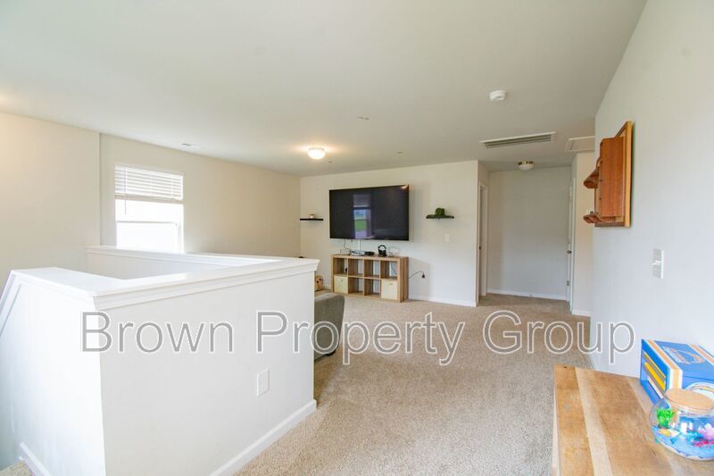 ✨ SPACIOUS 4-BEDROOM HOME WITH FENCED YARD & DOWNSTAIRS SUITE! property image