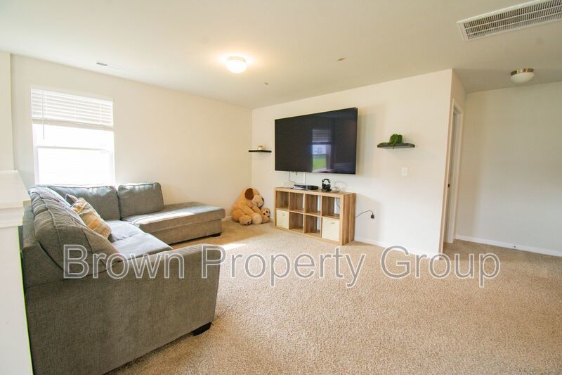 ✨ SPACIOUS 4-BEDROOM HOME WITH FENCED YARD & DOWNSTAIRS SUITE! property image