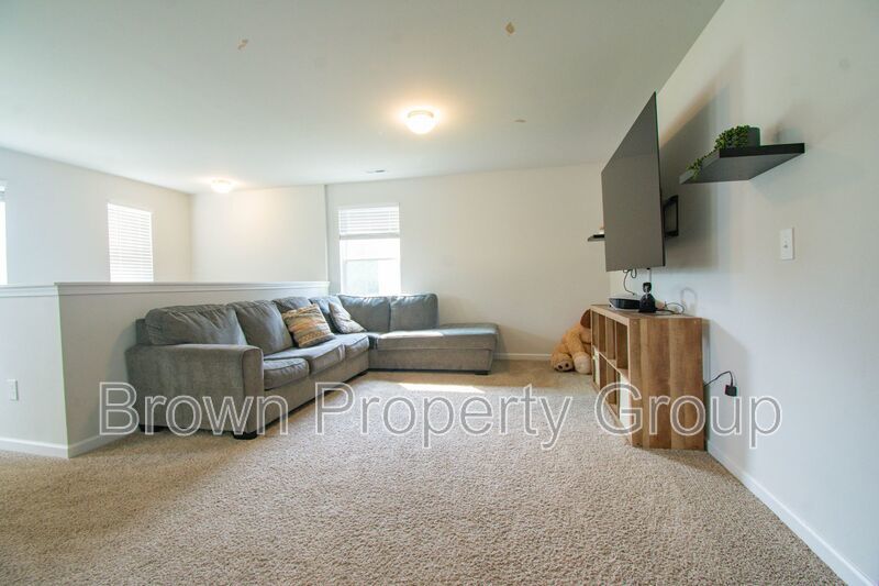 ✨ SPACIOUS 4-BEDROOM HOME WITH FENCED YARD & DOWNSTAIRS SUITE! property image