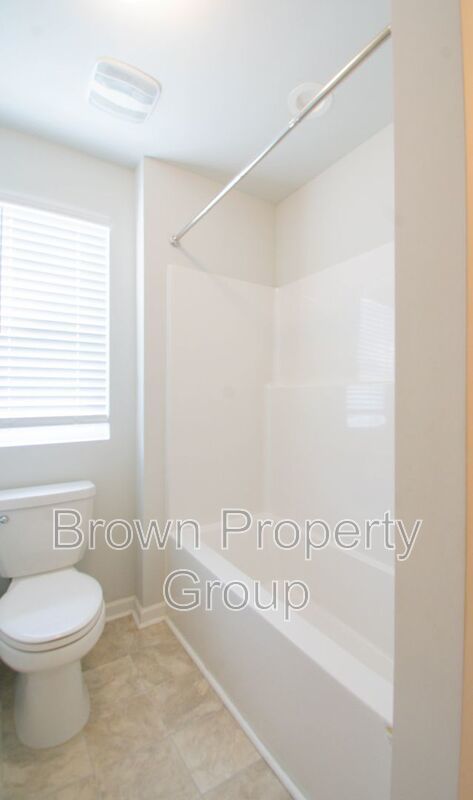 ✨ SPACIOUS 4-BEDROOM HOME WITH FENCED YARD & DOWNSTAIRS SUITE! property image