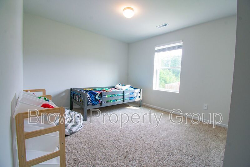 ✨ SPACIOUS 4-BEDROOM HOME WITH FENCED YARD & DOWNSTAIRS SUITE! property image