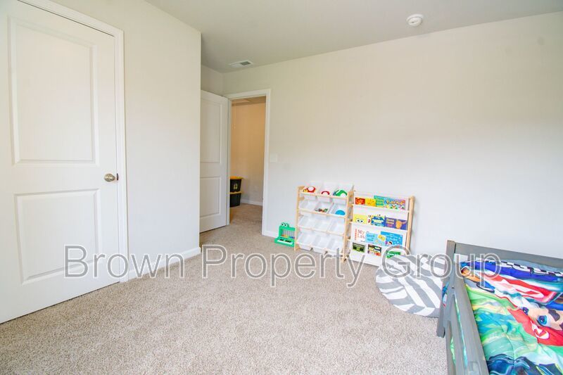 ✨ SPACIOUS 4-BEDROOM HOME WITH FENCED YARD & DOWNSTAIRS SUITE! property image