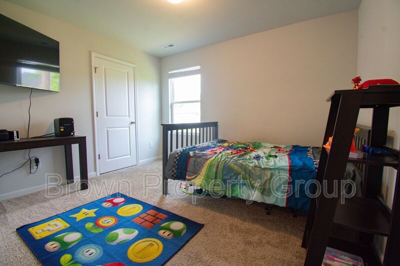 ✨ SPACIOUS 4-BEDROOM HOME WITH FENCED YARD & DOWNSTAIRS SUITE! property image