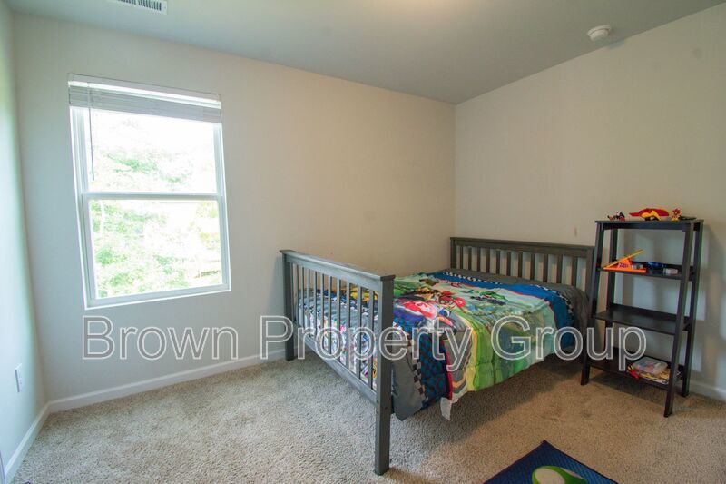 ✨ SPACIOUS 4-BEDROOM HOME WITH FENCED YARD & DOWNSTAIRS SUITE! property image