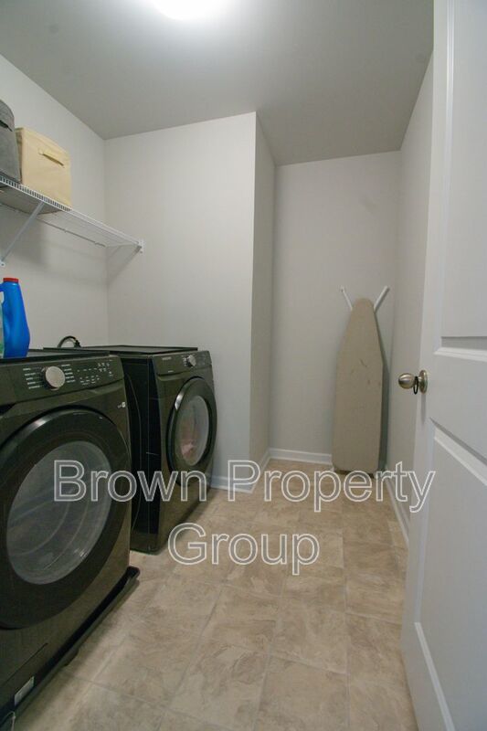 ✨ SPACIOUS 4-BEDROOM HOME WITH FENCED YARD & DOWNSTAIRS SUITE! property image