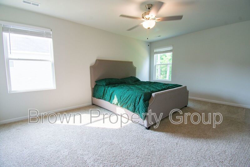 ✨ SPACIOUS 4-BEDROOM HOME WITH FENCED YARD & DOWNSTAIRS SUITE! property image