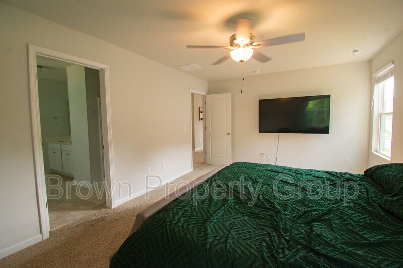 ✨ SPACIOUS 4-BEDROOM HOME WITH FENCED YARD & DOWNSTAIRS SUITE! property image