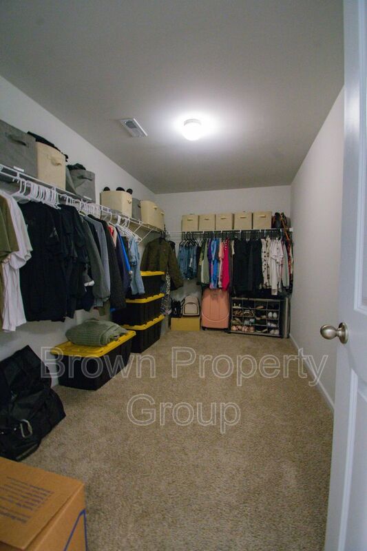 ✨ SPACIOUS 4-BEDROOM HOME WITH FENCED YARD & DOWNSTAIRS SUITE! property image