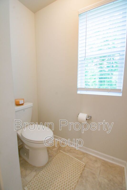 ✨ SPACIOUS 4-BEDROOM HOME WITH FENCED YARD & DOWNSTAIRS SUITE! property image