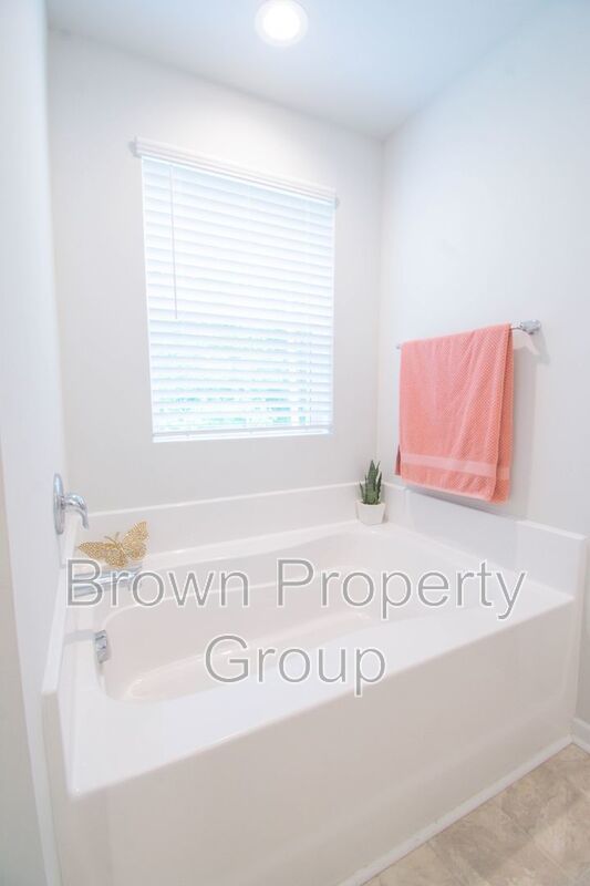 ✨ SPACIOUS 4-BEDROOM HOME WITH FENCED YARD & DOWNSTAIRS SUITE! property image