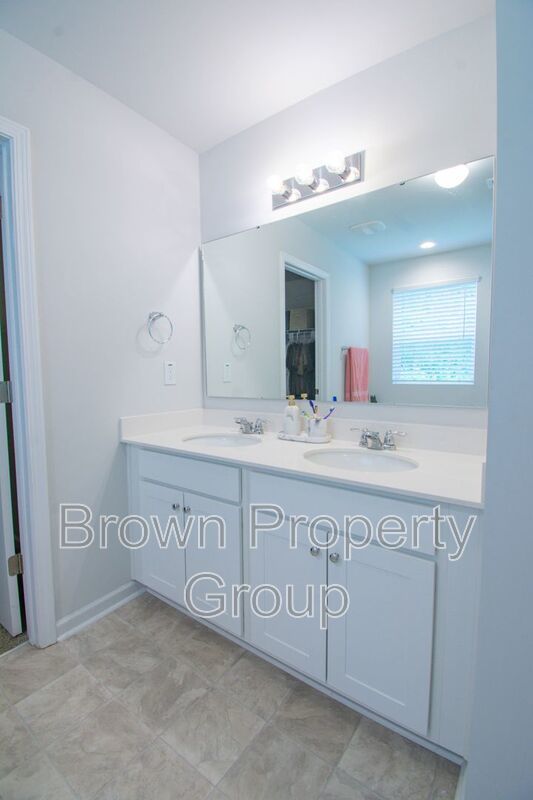✨ SPACIOUS 4-BEDROOM HOME WITH FENCED YARD & DOWNSTAIRS SUITE! property image