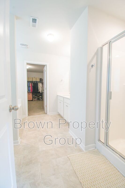 ✨ SPACIOUS 4-BEDROOM HOME WITH FENCED YARD & DOWNSTAIRS SUITE! property image
