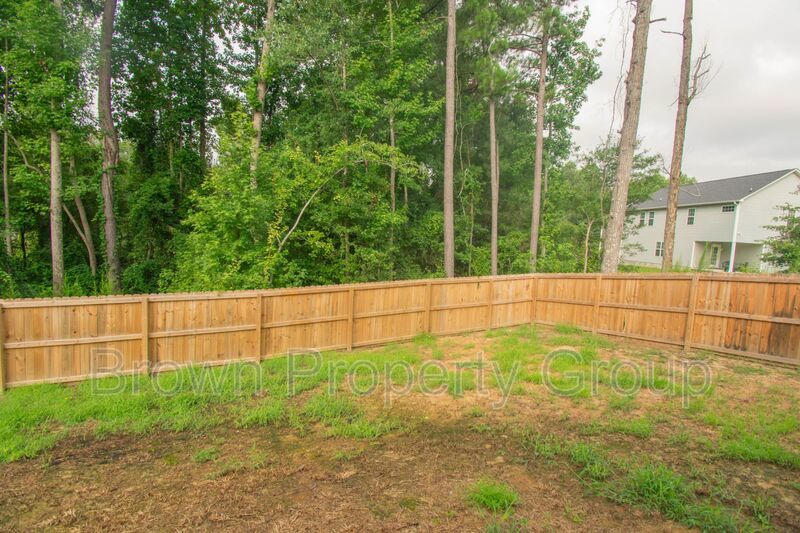 ✨ SPACIOUS 4-BEDROOM HOME WITH FENCED YARD & DOWNSTAIRS SUITE! property image