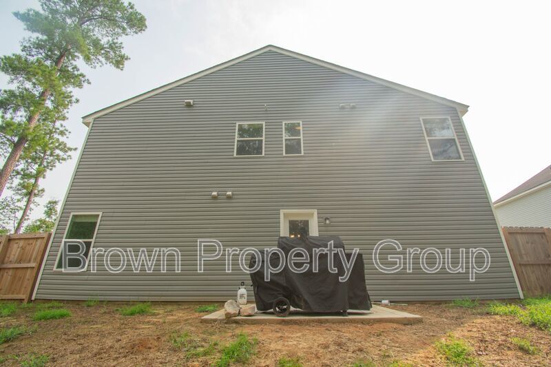 ✨ SPACIOUS 4-BEDROOM HOME WITH FENCED YARD & DOWNSTAIRS SUITE! property image