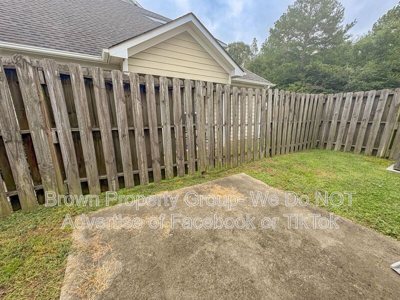 2 Weeks Free on First Full Months Rent~ 3 Bedroom 2.5 Bathroom Townhome~ Large Corner Lot property image