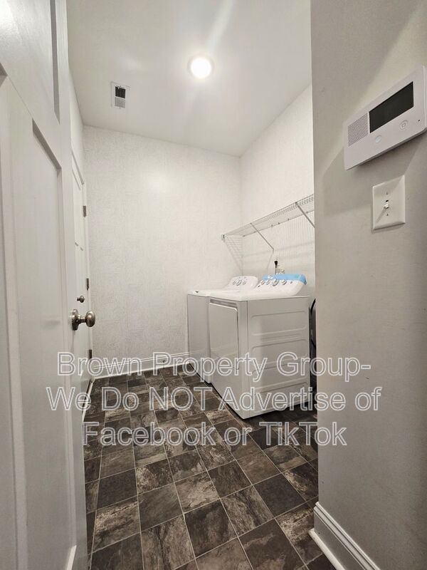 Move In Ready~ 5 Bedroom 3.5 Bathroom property image