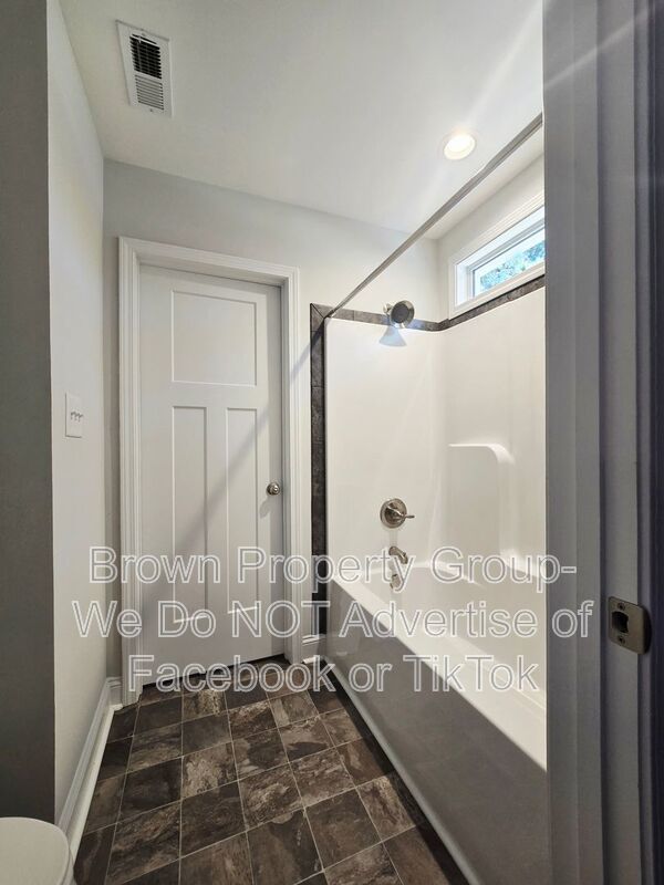 Move In Ready~ 5 Bedroom 3.5 Bathroom property image