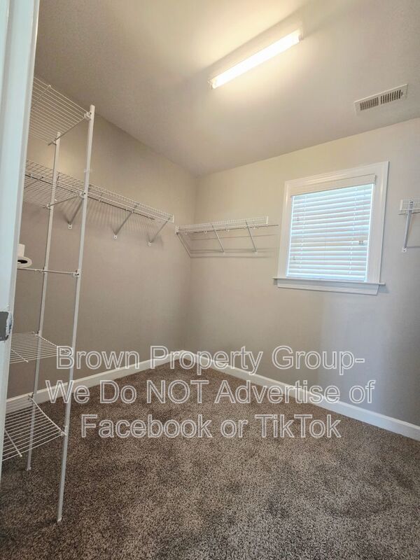 Move In Ready- 4 Bedroom 3 Bathroom- Small Dogs Allowed property image