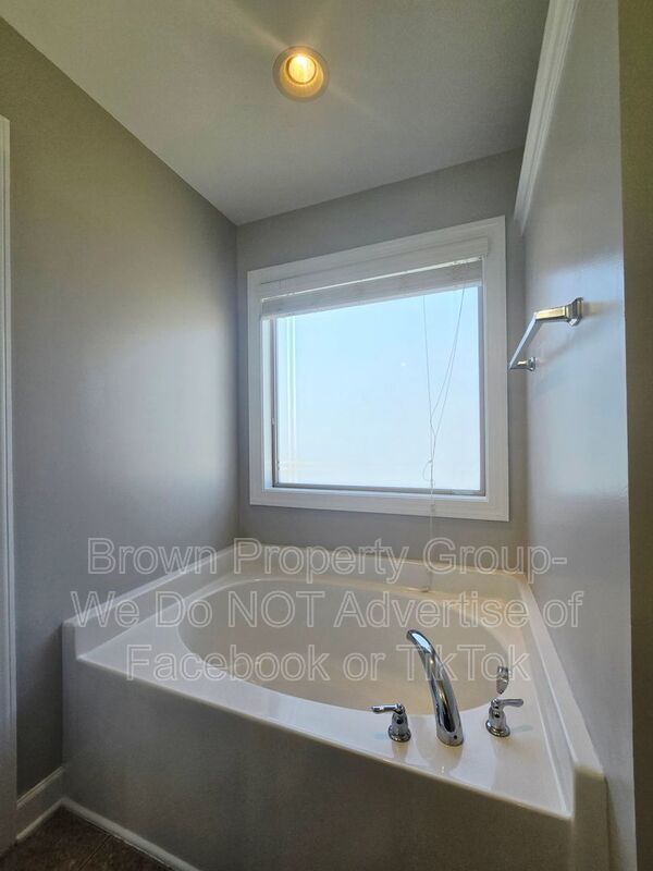 Move In Ready- 4 Bedroom 3 Bathroom- Small Dogs Allowed property image