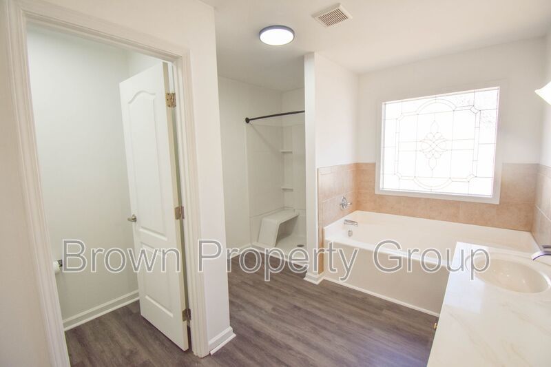 4 Bedroom and 2.5 Bath Home (Pets Considered) property image